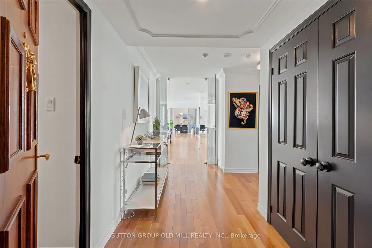 2285 Lake Shore Boulevard W — photo 2