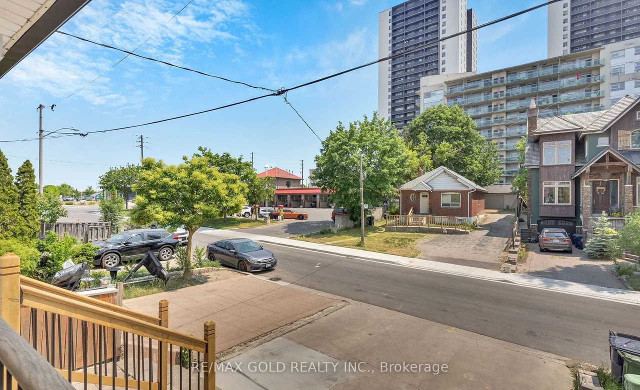 8 Fairglen Crescent — photo 2