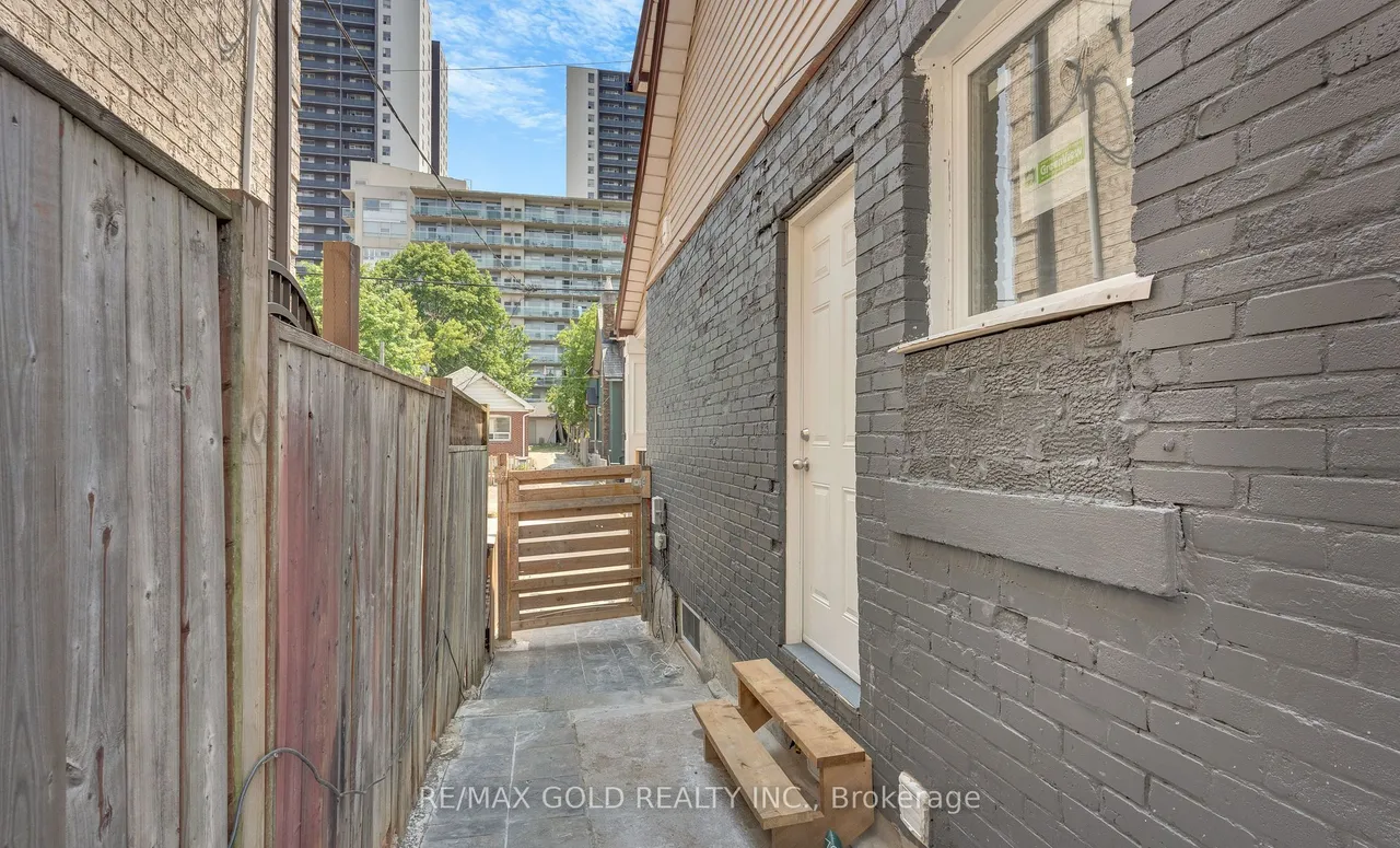 8 Fairglen Crescent — photo 12