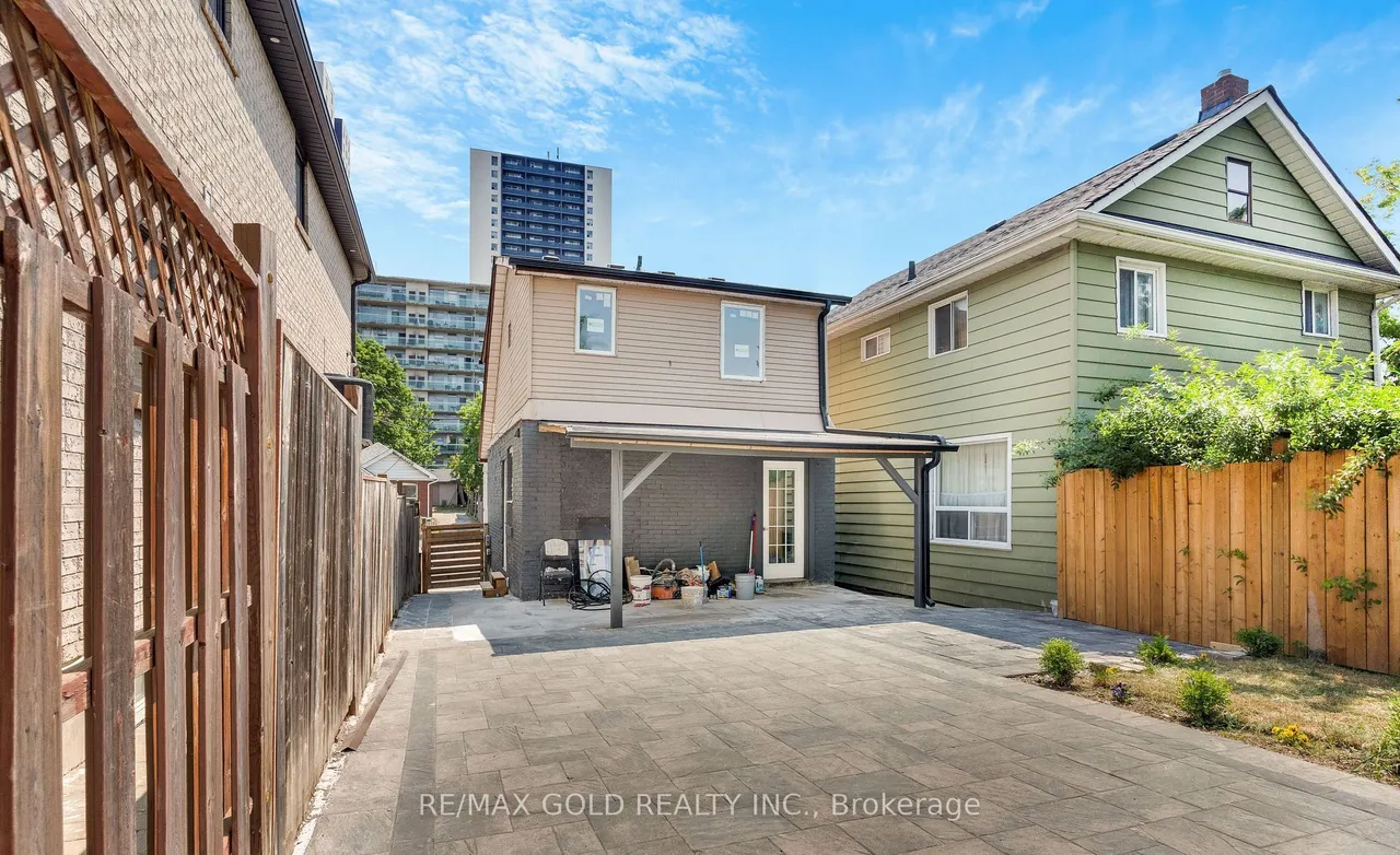 8 Fairglen Crescent — photo 45
