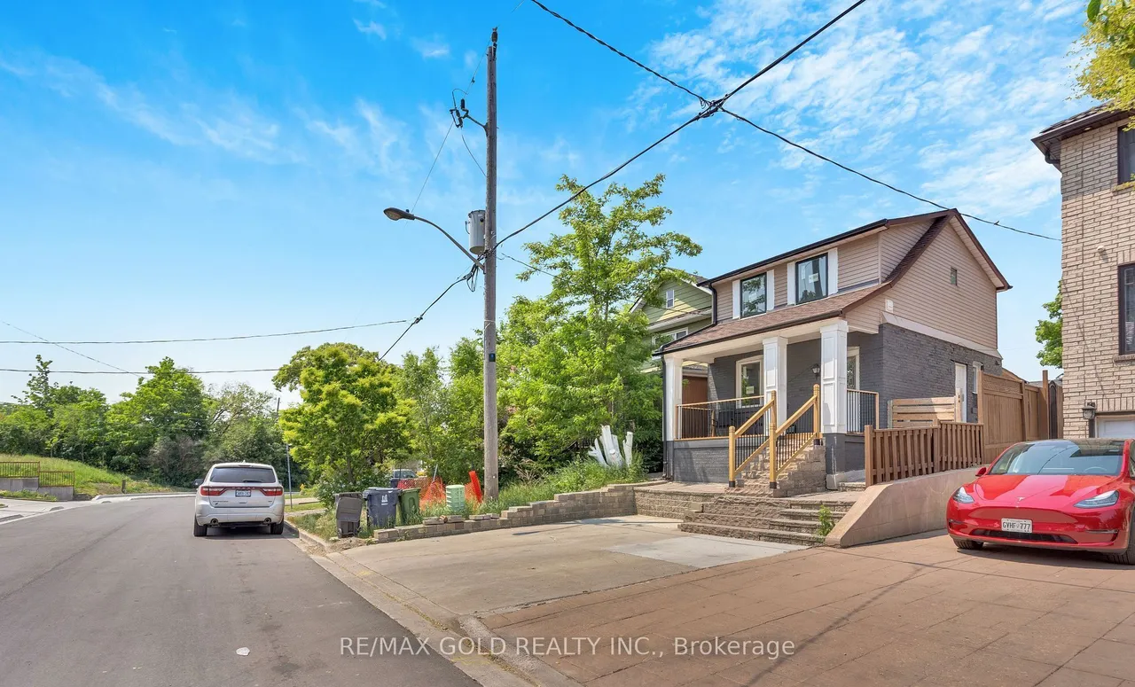 8 Fairglen Crescent — photo 2