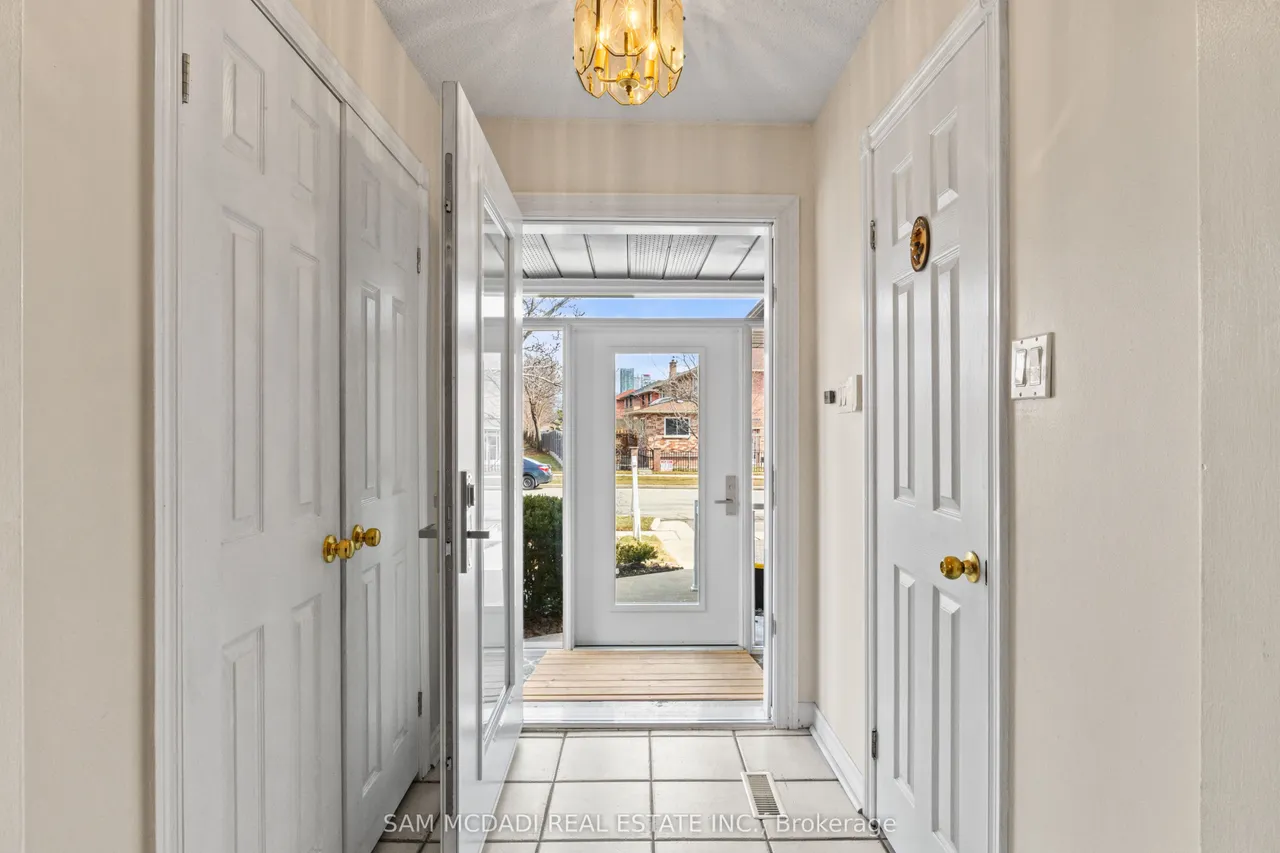 1004 Queensbridge Drive — photo 3