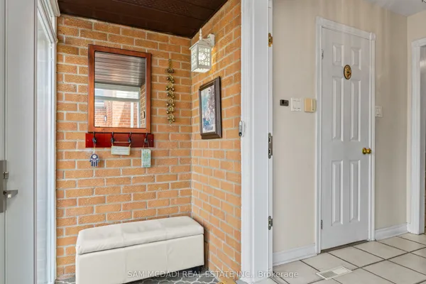 1004 Queensbridge Drive — photo 2