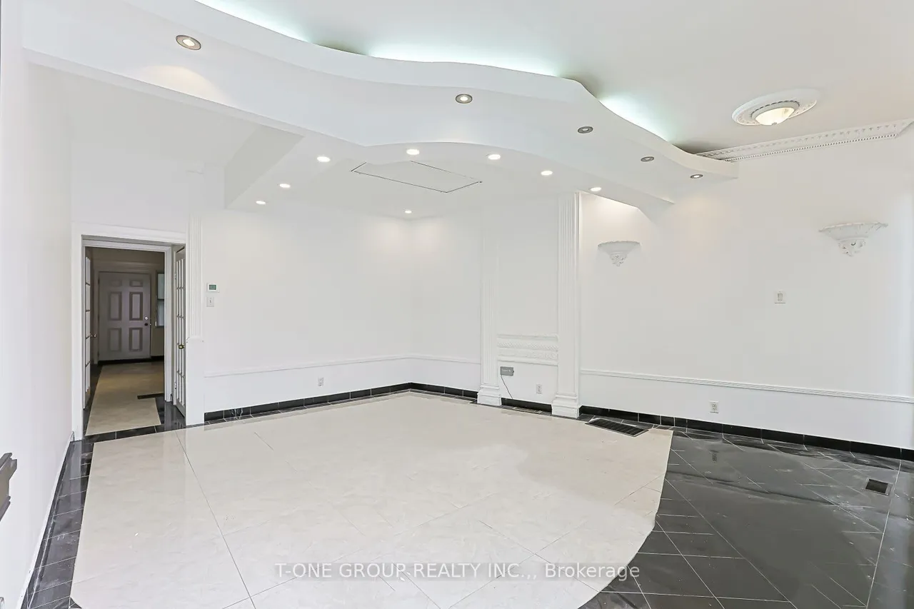 3287 Dundas Street W — photo 3