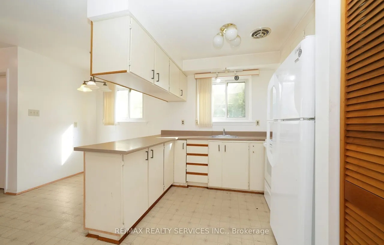 79 Cloverdale Drive — photo 2