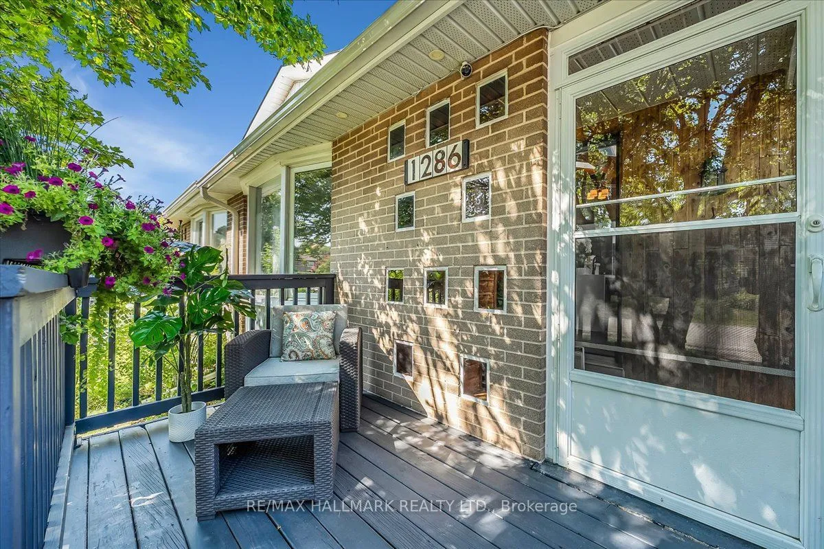 1286 Napier Crescent — photo 3