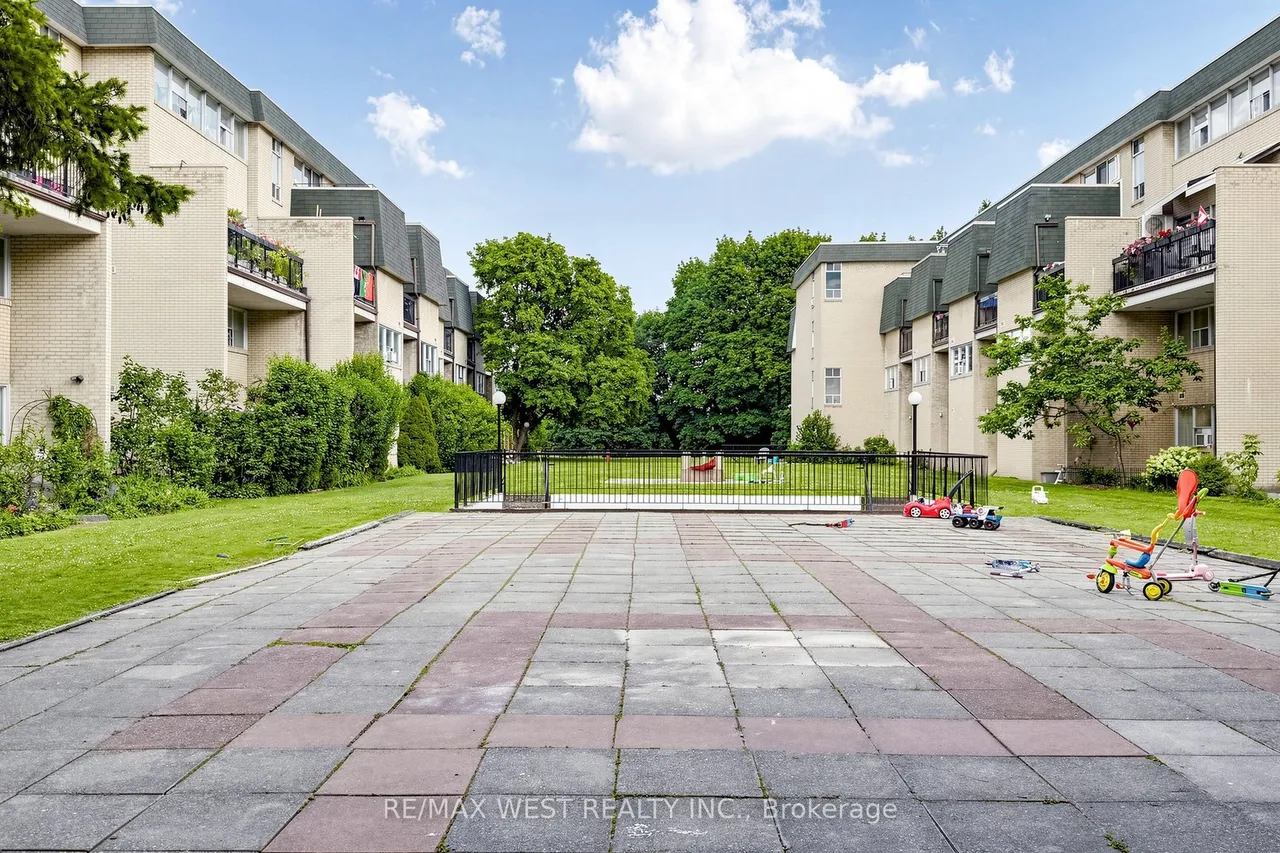 1624 Bloor Street — photo 49