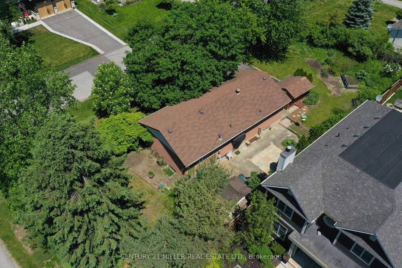 1304 Avon Crescent — photo 3