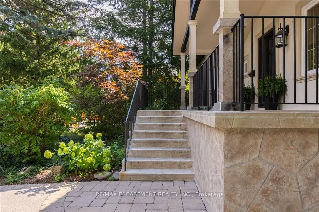 1063 Greenoaks Drive — photo 3