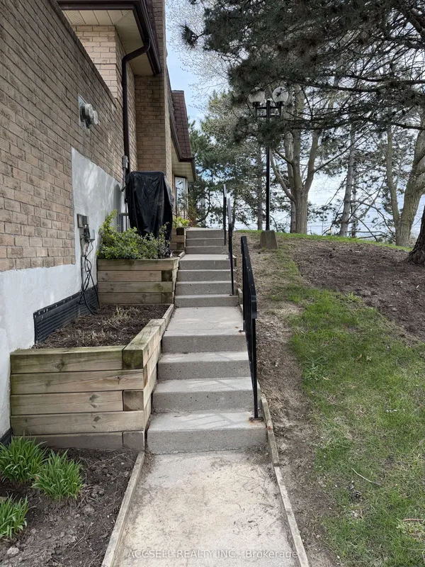 1510 Upper Middle Road — photo 2
