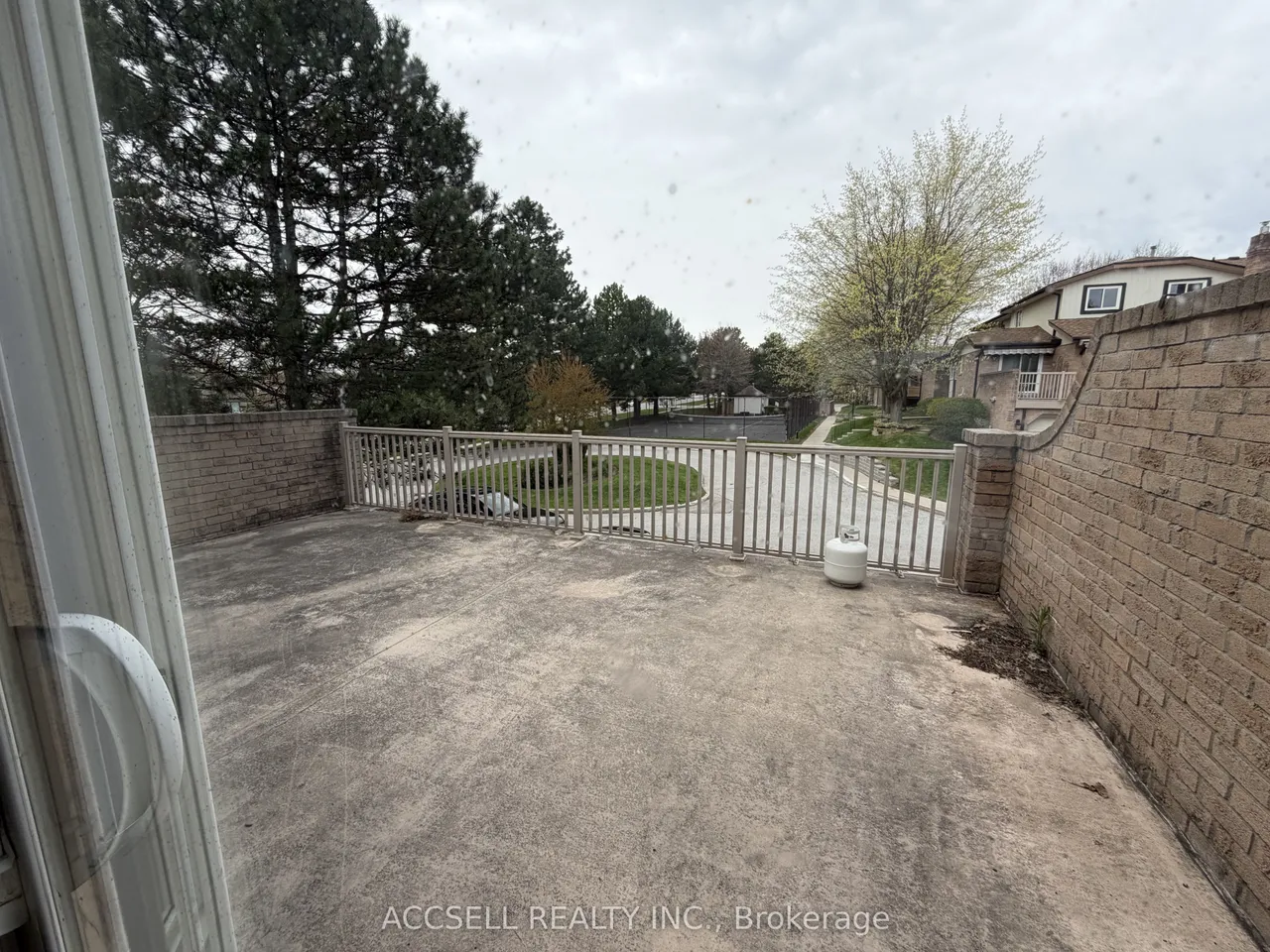 1510 Upper Middle Road — photo 3