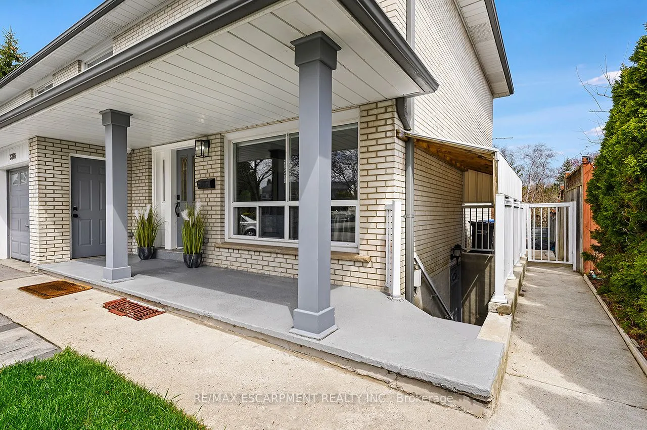 3726 Holden Crescent — photo 2