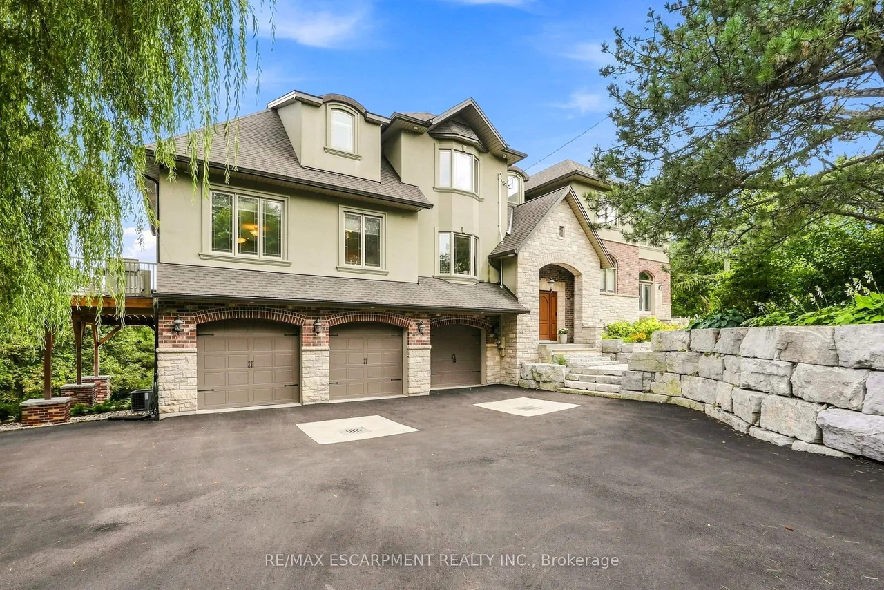 1296 Dundas Street — photo 2