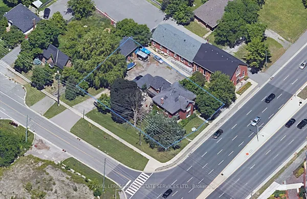 2527 Dundas Street W — photo 2