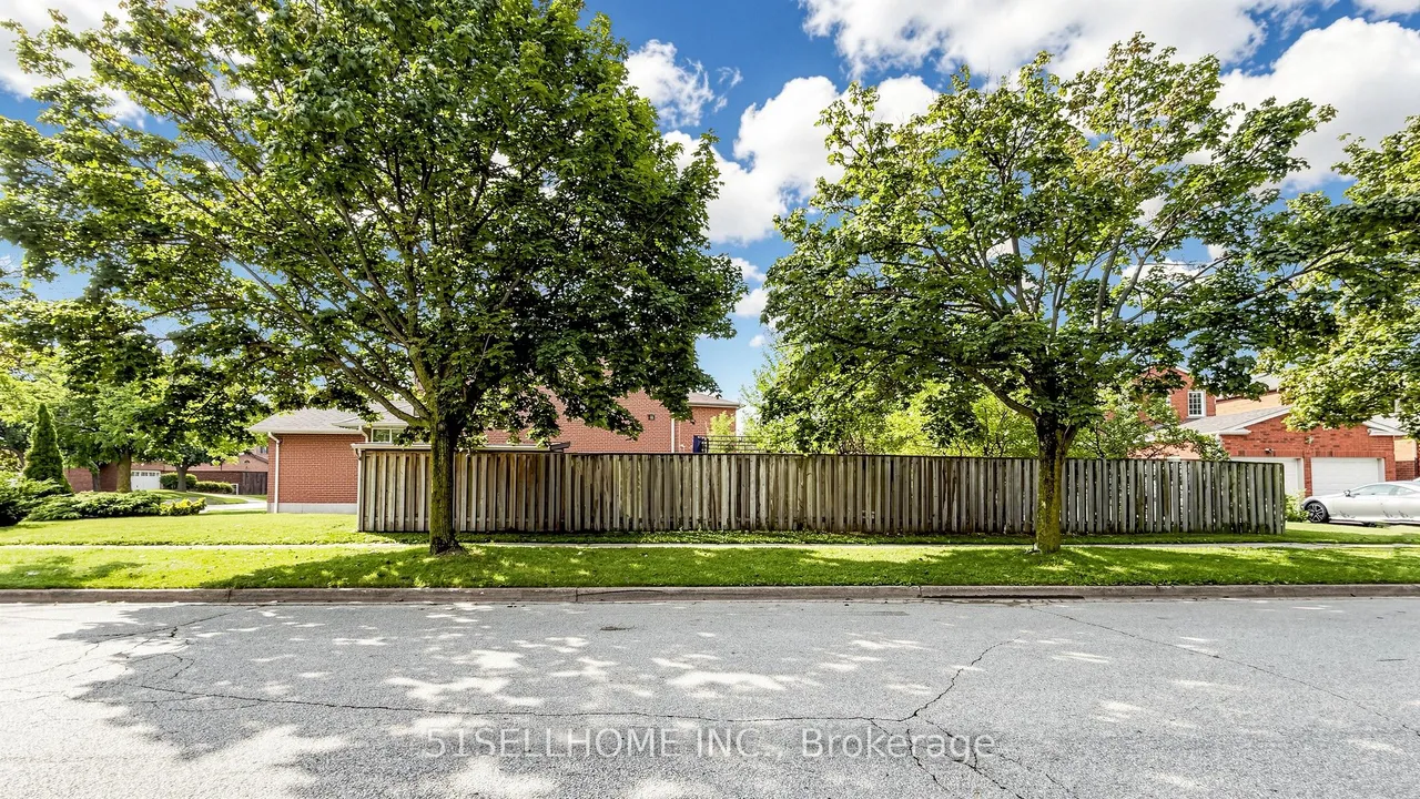 846 Savoy Crescent — photo 43