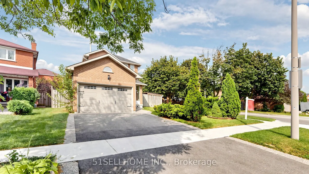 846 Savoy Crescent