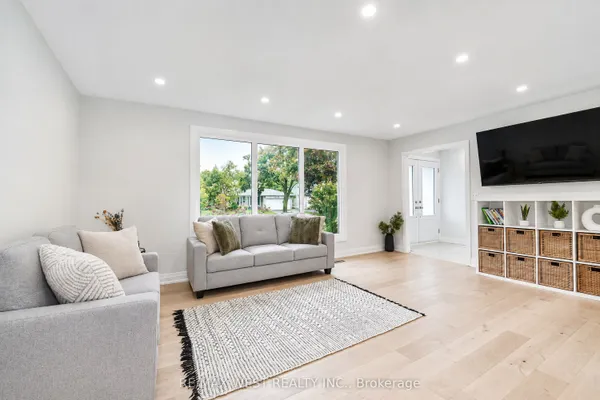 765 Dodsworth Crescent — photo 2