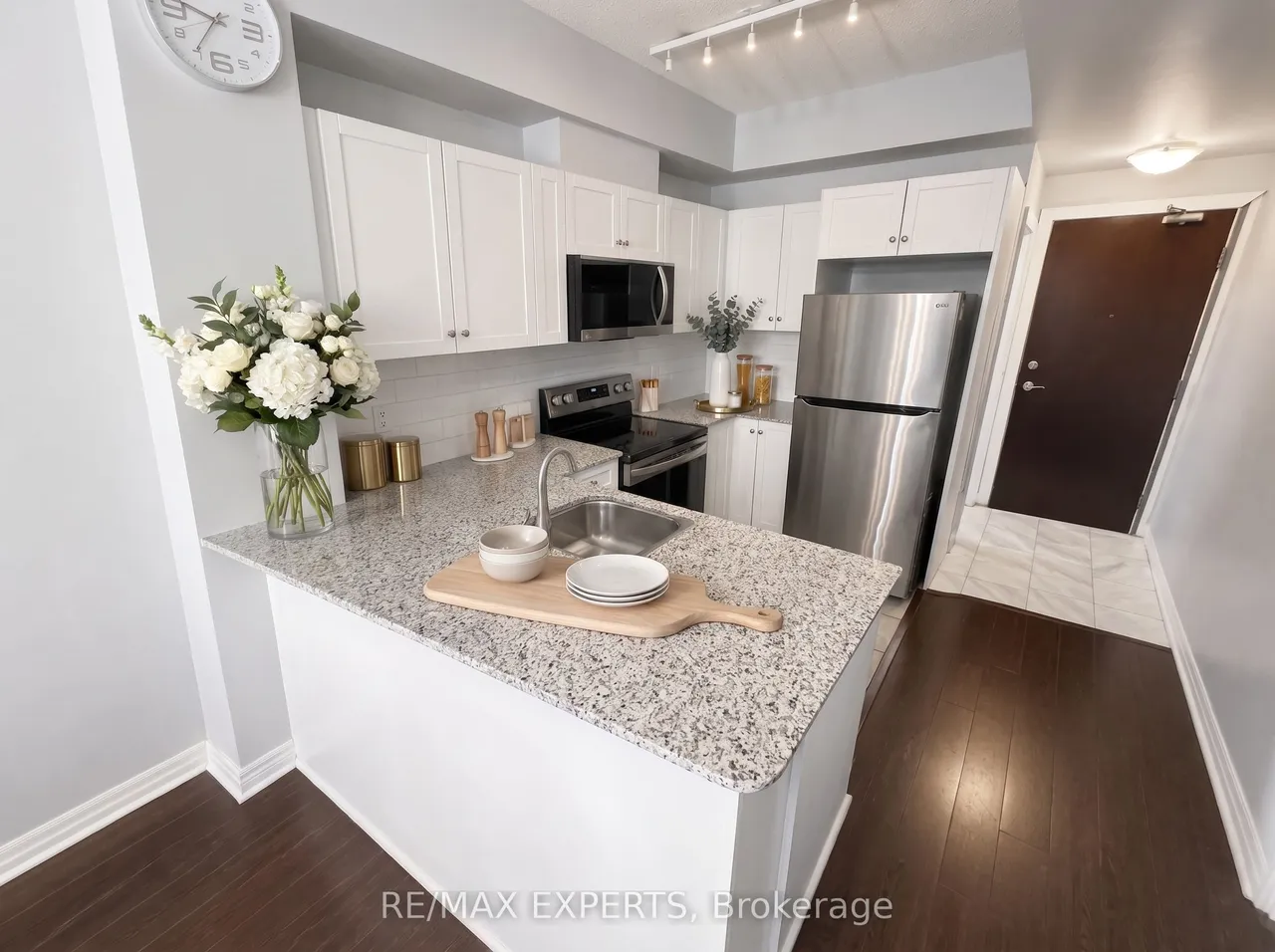 1359 Rathburn Road — photo 3