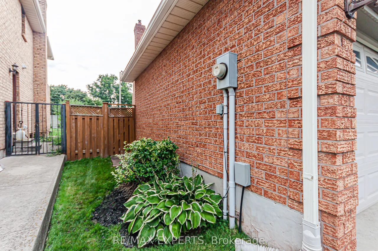 1343 Greenwood Crescent — photo 48
