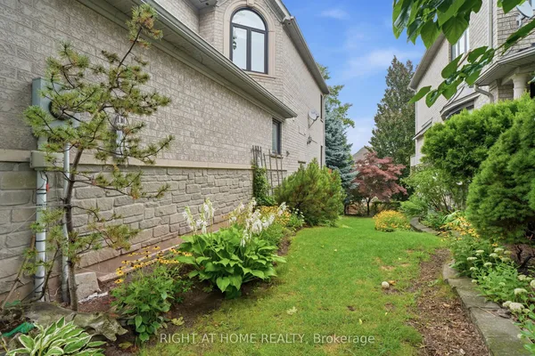 2121 Pinevalley Crescent — photo 2