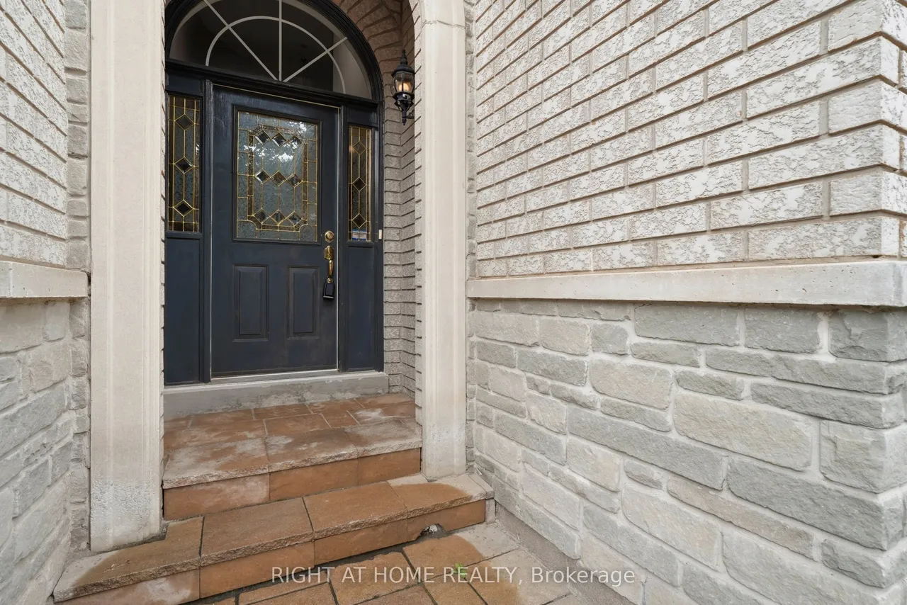 2121 Pinevalley Crescent — photo 3