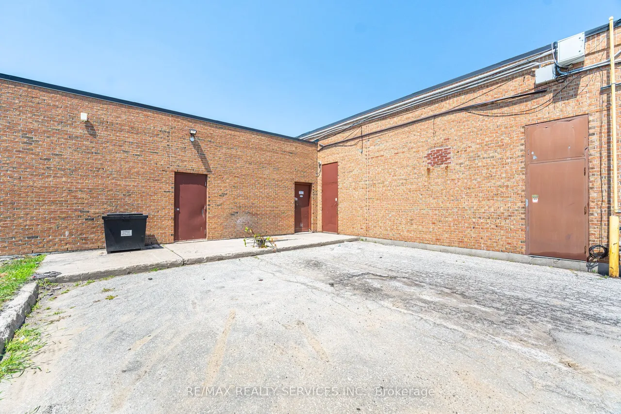 180 Sandalwood Parkway E — photo 21