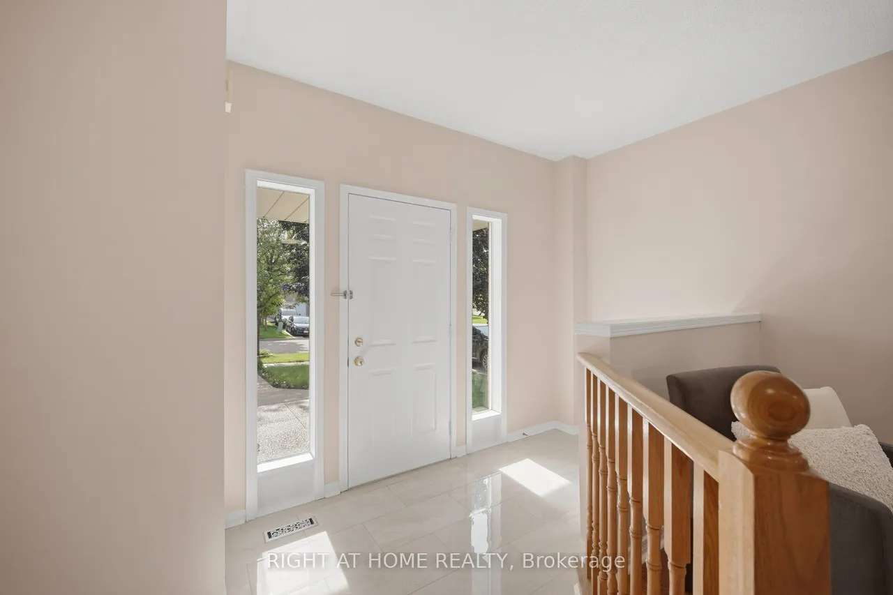 975 Mantle Crescent — photo 3