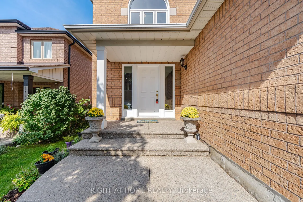 975 Mantle Crescent — photo 2