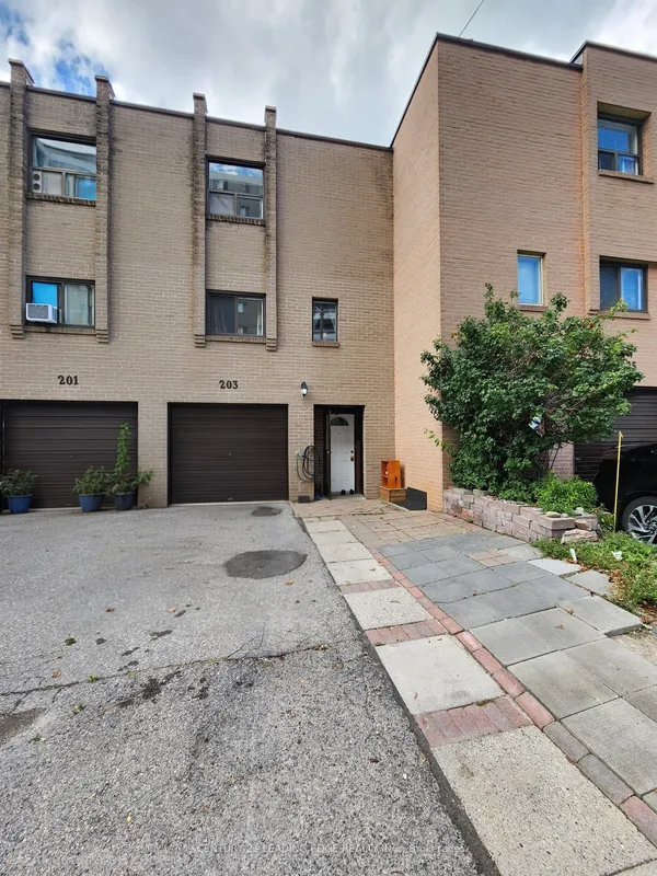 203 Lotherton Pathway