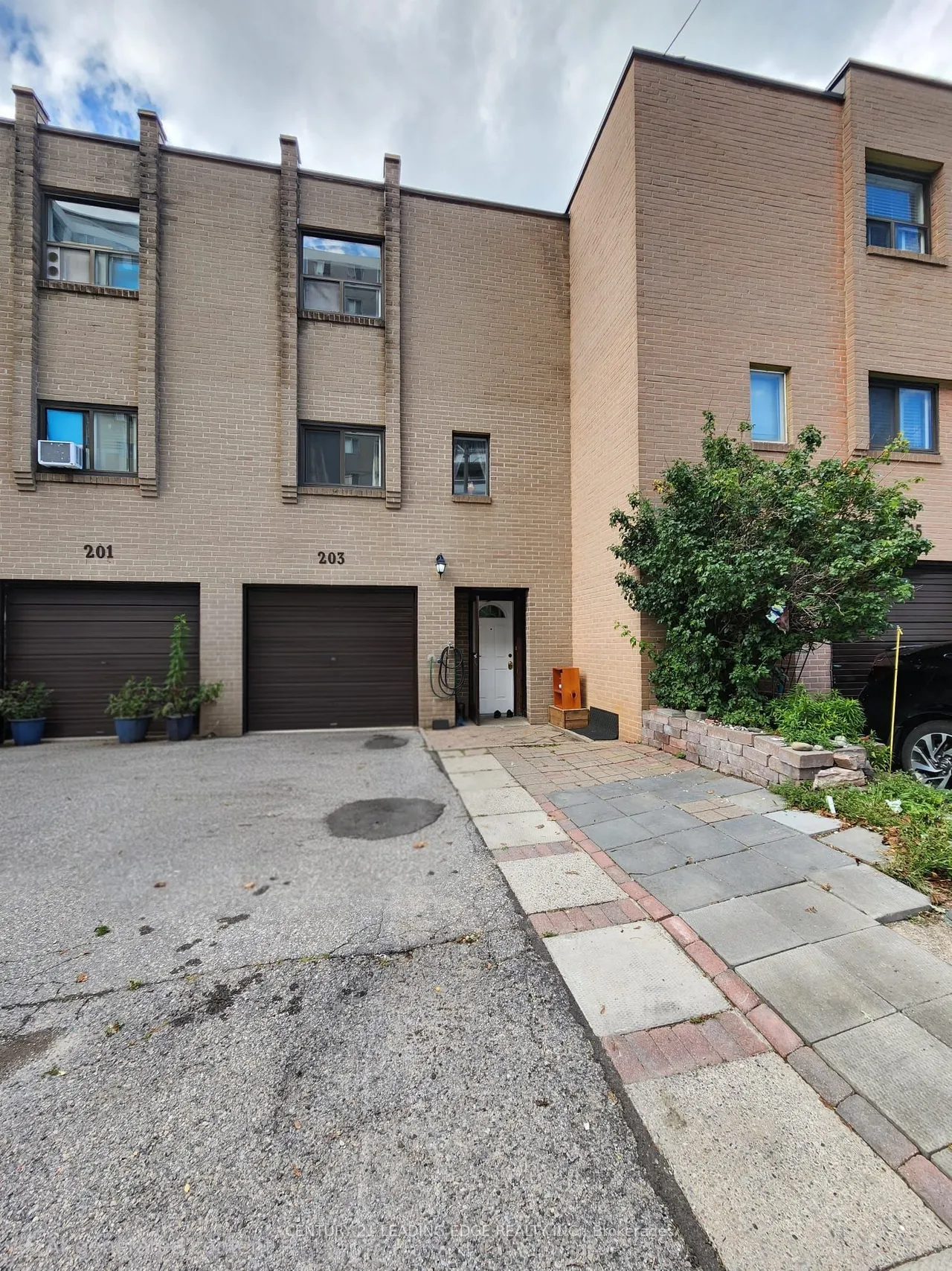 203 Lotherton Pathway