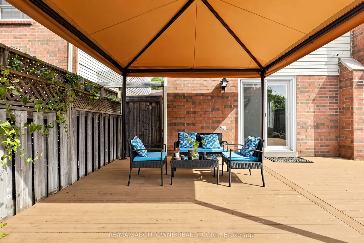 2072 Glenada Crescent — photo 31