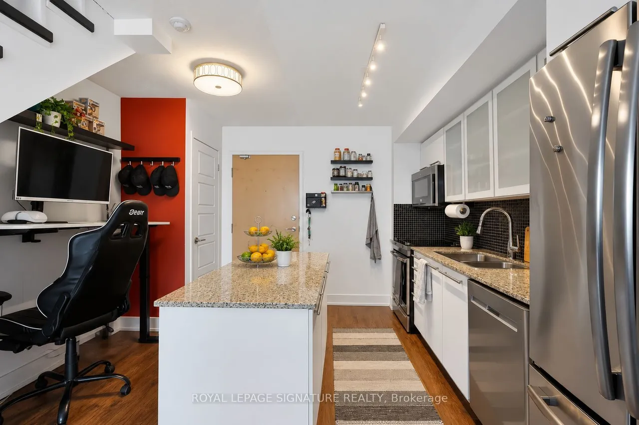 1040 The Queensway — photo 3