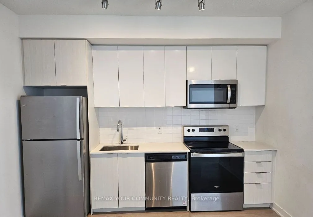 859 The Queensway — photo 2