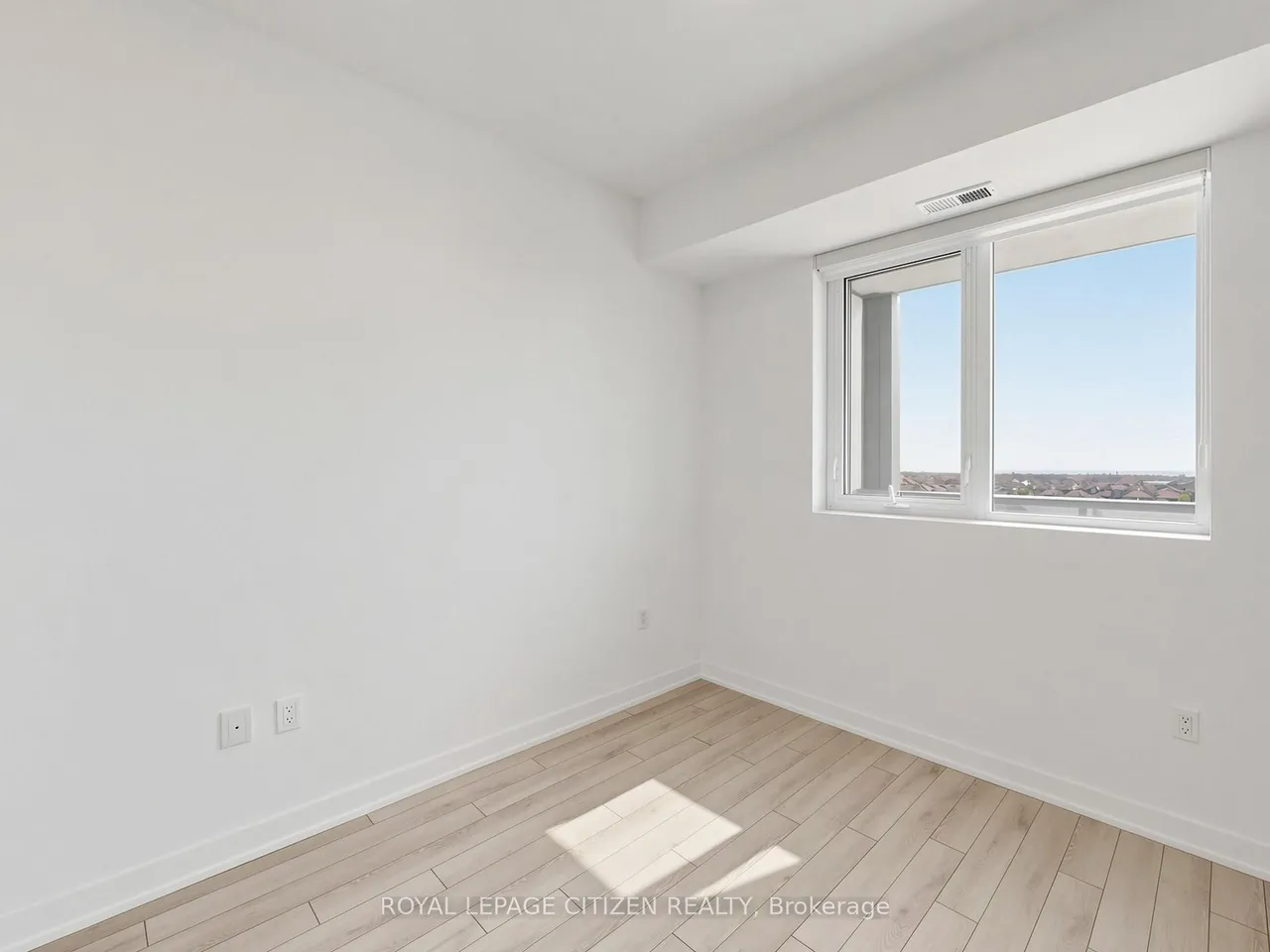 1005 Dundas Street — photo 49