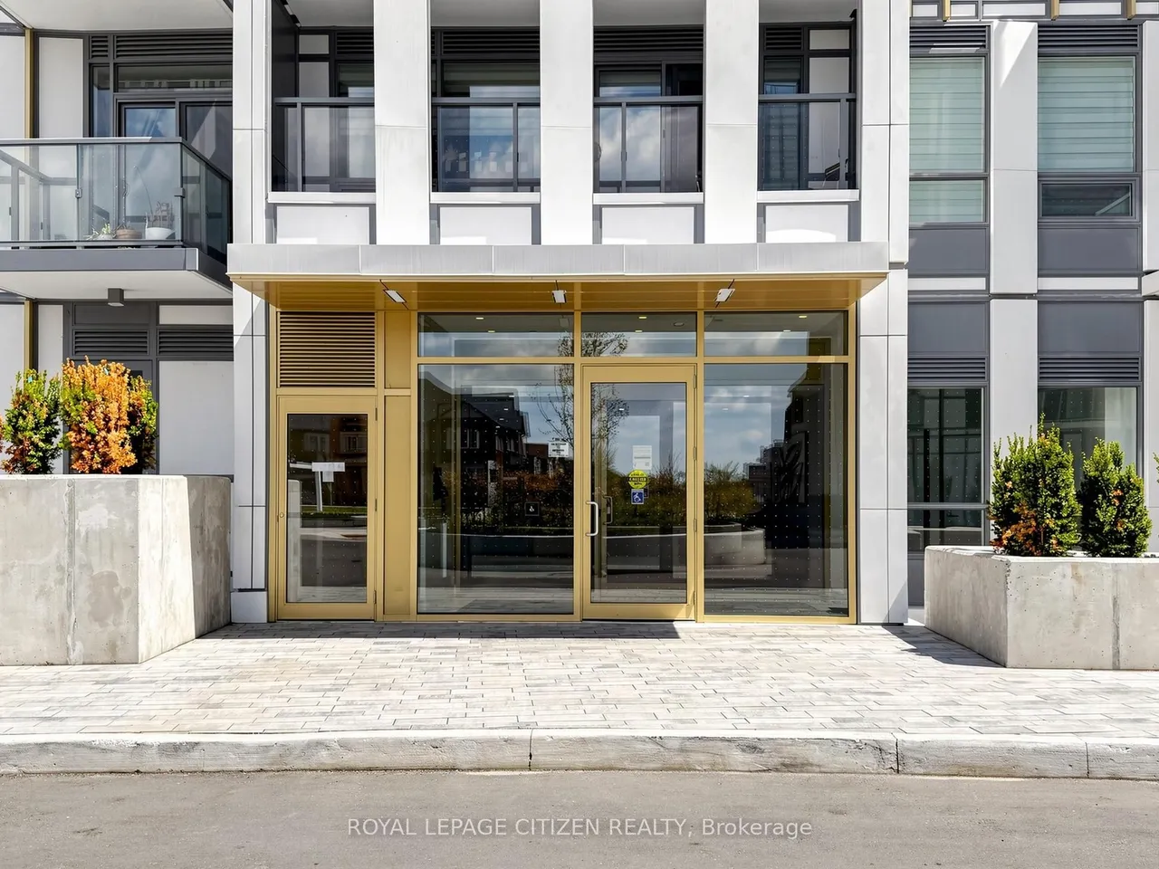 1005 Dundas Street — photo 2