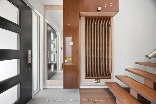 870 Hollowtree Crescent — photo 2