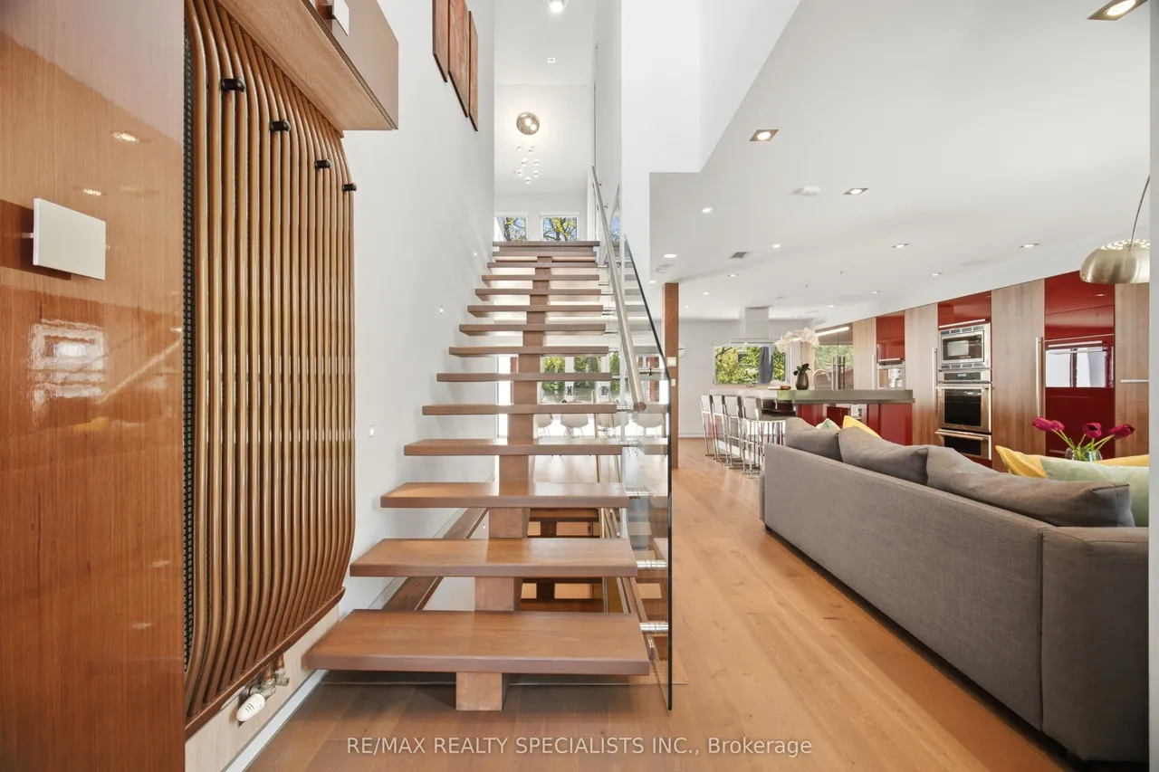 870 Hollowtree Crescent — photo 3