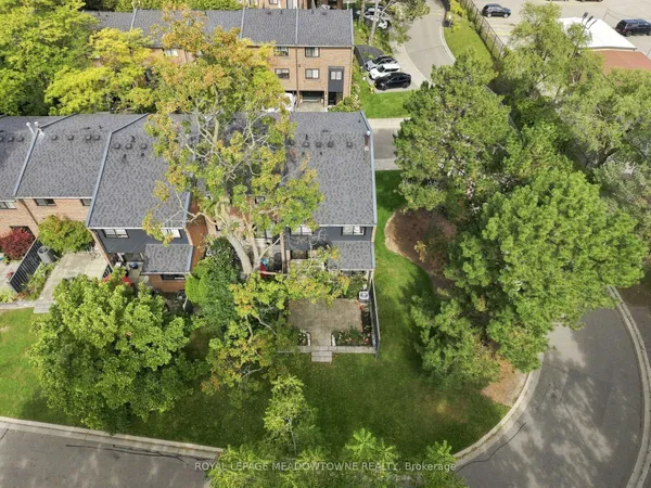20 Mineola Road — photo 2
