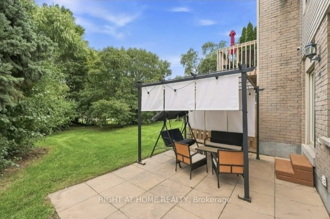 2272 Mowat Avenue — photo 41