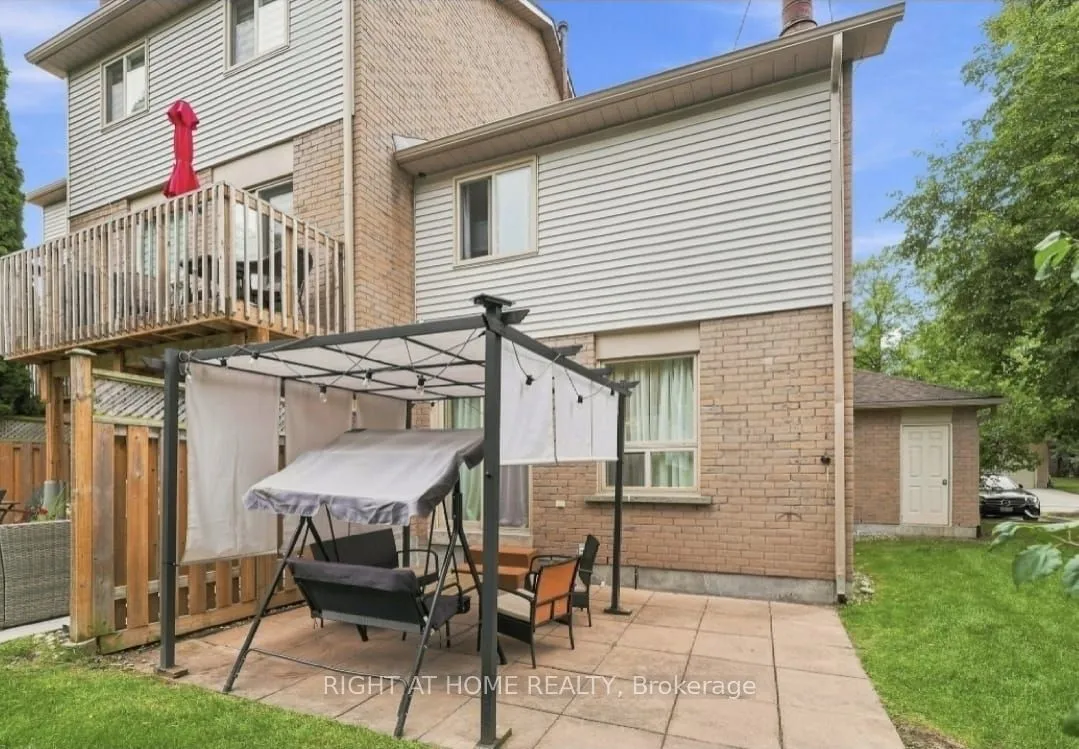 2272 Mowat Avenue — photo 42