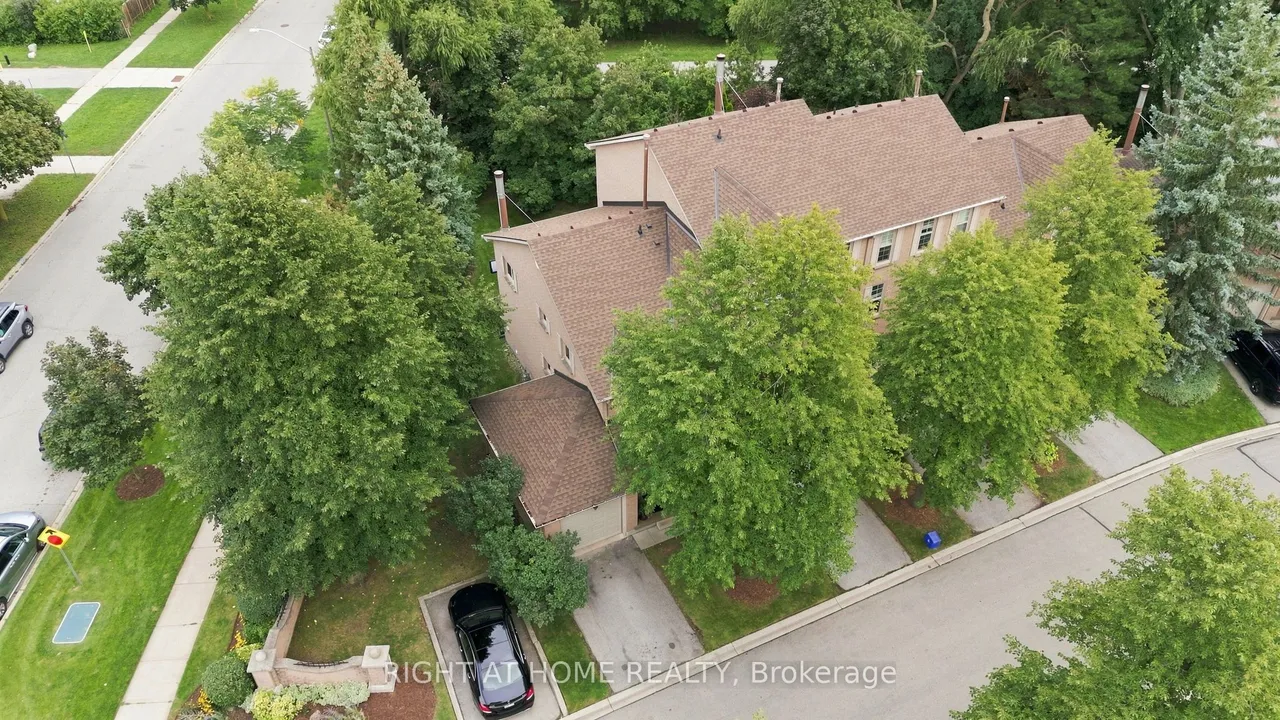 2272 Mowat Avenue — photo 3