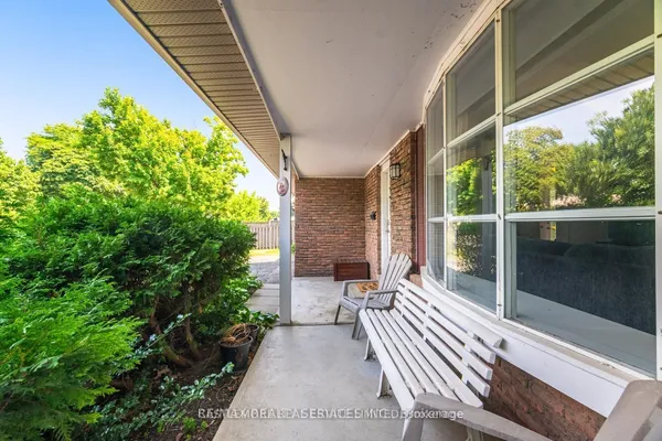 62 ambleside Drive — photo 2
