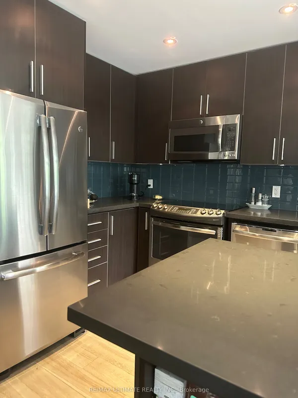 2212 Lake Shore Boulevard W — photo 2