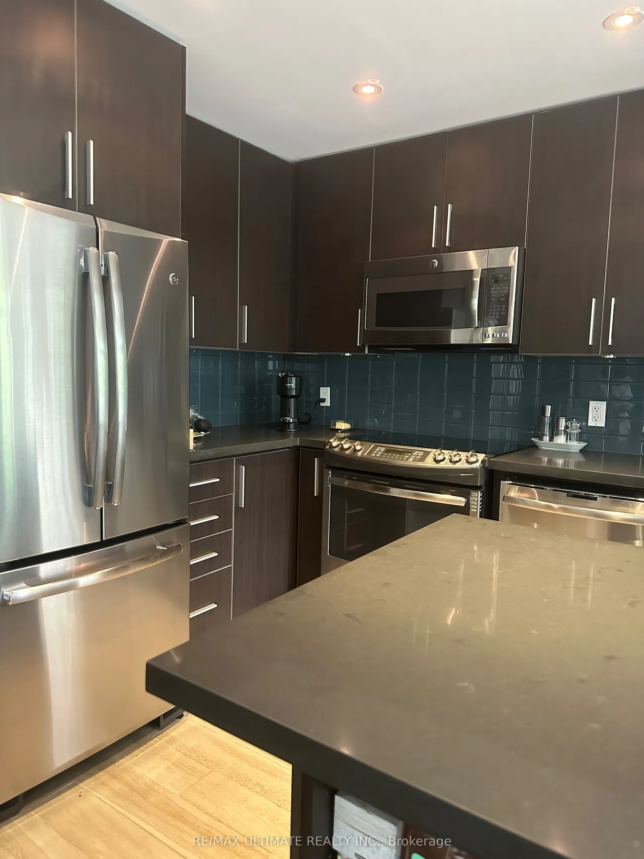 2212 Lake Shore Boulevard W — photo 2