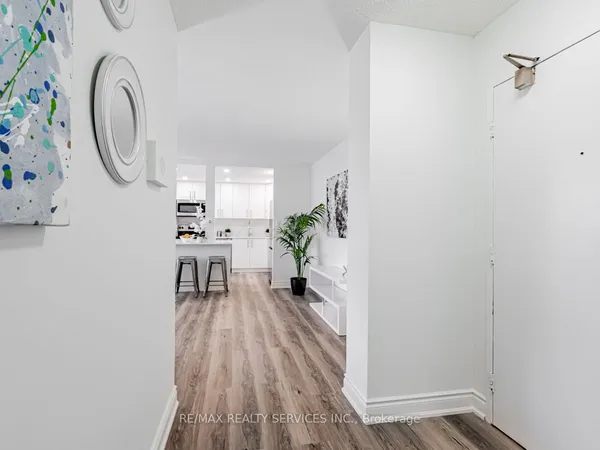 3590 Kaneff Crescent — photo 2
