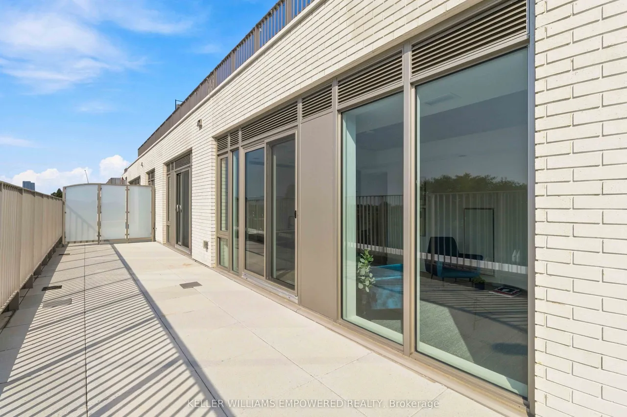 689 The Queensway Street — photo 32
