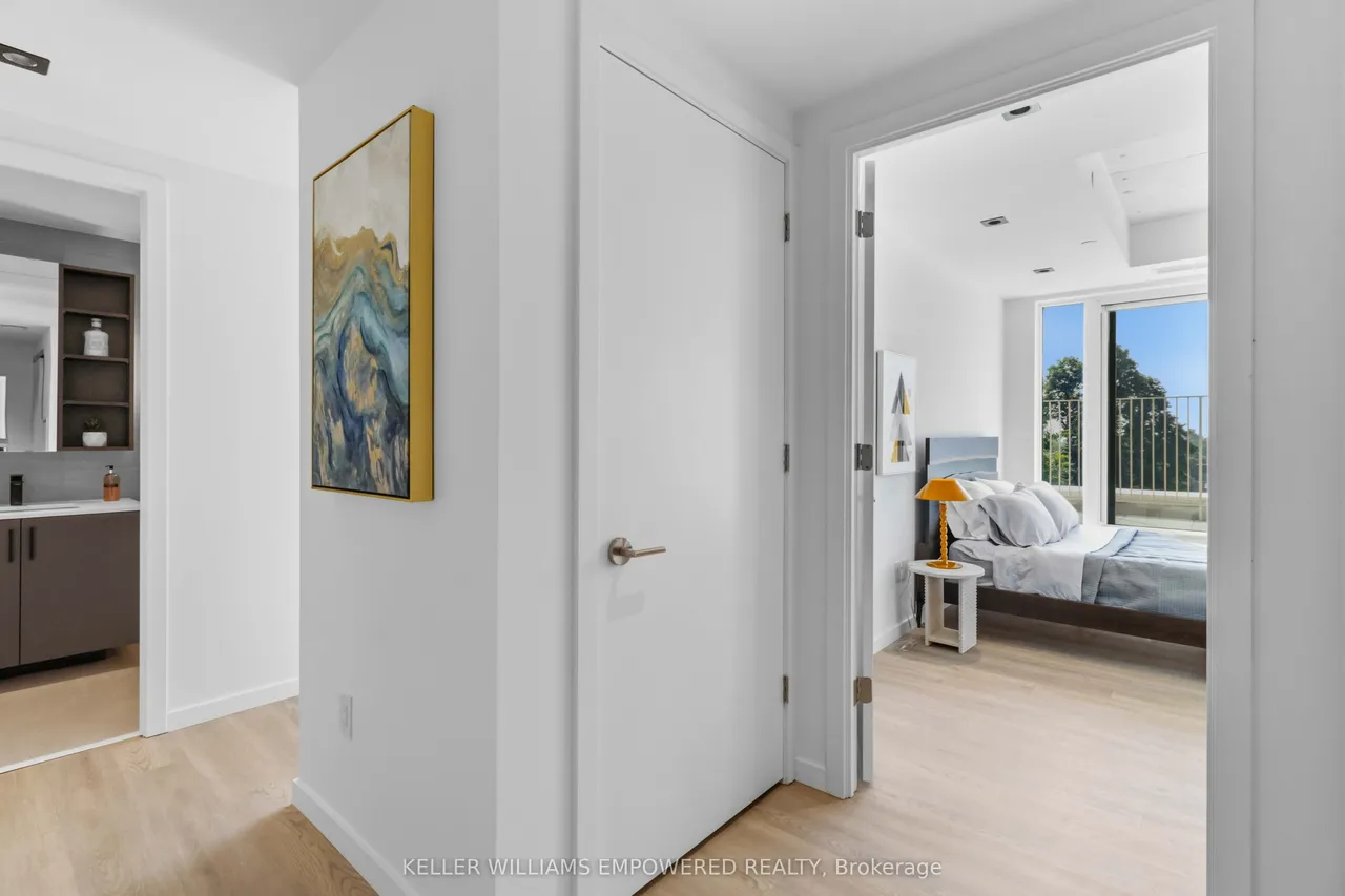 689 The Queensway Street — photo 3