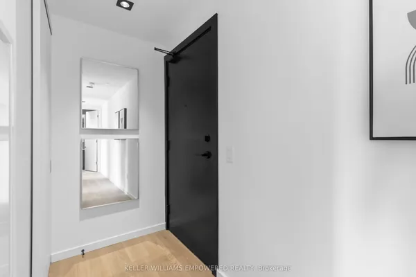689 The Queensway Street — photo 2
