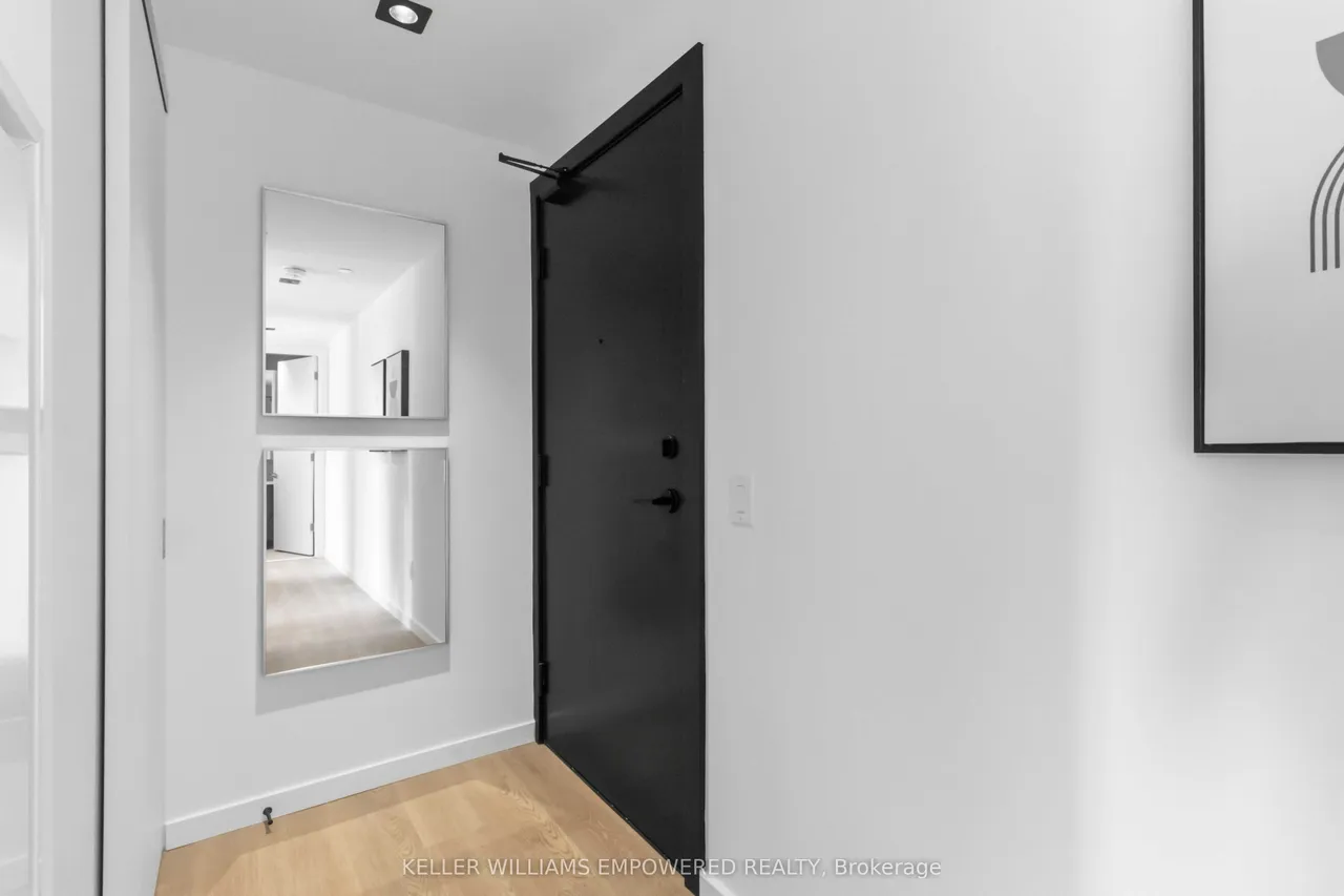 689 The Queensway Street — photo 2