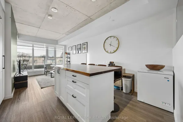 689 The Queensway N/A — photo 2